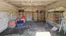 Maison de bourg à rénover à Saint-Priest-Bramefant (Puy-de-Dôme) - terrain clos de 1500 m² avec dépendances