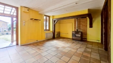 Maison de bourg à rénover à Saint-Priest-Bramefant (Puy-de-Dôme) - terrain clos de 1500 m² avec dépendances