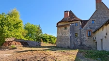 Propriété de caractère du XVIIe siècle avec tour médiévale à vendre proche Lapalisse 9 pièces – 310 m² – 5 850 m² de terrain