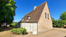 Propriété de caractère du XVIIe siècle avec tour médiévale à vendre proche Lapalisse 9 pièces – 310 m² – 5 850 m² de terrain