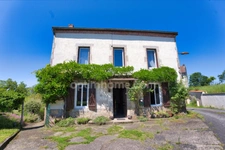 Maison de village 6 pièces avec dépendances sur terrain 2000 m² à Lachaux (63)