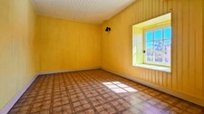 Maison de bourg à rénover à Saint-Priest-Bramefant (Puy-de-Dôme) - terrain clos de 1500 m² avec dépendances