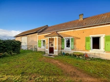 Maison à rénover avec nombreuses dépendances et grand terrain – Espinasse-Vozelle (03)