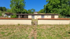 Maison de bourg à rénover à Saint-Priest-Bramefant (Puy-de-Dôme) - terrain clos de 1500 m² avec dépendances