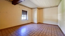 Maison de bourg à rénover à Saint-Priest-Bramefant (Puy-de-Dôme) - terrain clos de 1500 m² avec dépendances