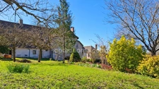 Propriété de caractère du XVIIe siècle avec tour médiévale à vendre proche Lapalisse 9 pièces – 310 m² – 5 850 m² de terrain