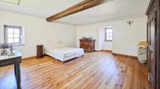 Propriété de caractère du XVIIe siècle avec tour médiévale à vendre proche Lapalisse 9 pièces – 310 m² – 5 850 m² de terrain