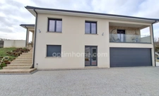 Maison rénovée - 4 chambres + 1 bureau - 3 SDB - Deux Garages à Creuzier-le-Neuf (03)