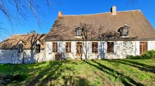 Propriété de caractère du XVIIe siècle avec tour médiévale à vendre proche Lapalisse 9 pièces – 310 m² – 5 850 m² de terrain