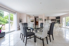Villa sur sous-sol - 190 m² hab - 7 pièces à CREUZIER LE VIEUX (03)