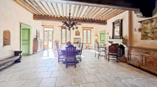 Propriété de caractère du XVIIe siècle avec tour médiévale à vendre proche Lapalisse 9 pièces – 310 m² – 5 850 m² de terrain