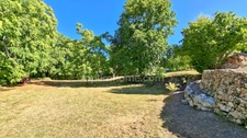 Propriété de caractère du XVIIe siècle avec tour médiévale à vendre proche Lapalisse 9 pièces – 310 m² – 5 850 m² de terrain