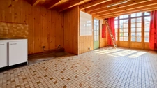 Maison de bourg à rénover à Saint-Priest-Bramefant (Puy-de-Dôme) - terrain clos de 1500 m² avec dépendances