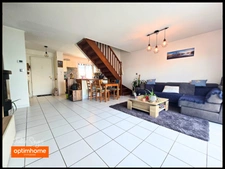 Maison avec 3 chambres, un jardin, deux parkings et un garage fermé.