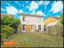 Maison individuelle avec 3 chambres, un jardin, un garage fermé et un parking