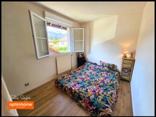 Maison avec 3 chambres, un jardin, deux parkings et un garage fermé.