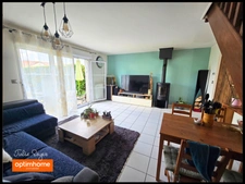 Maison avec 3 chambres, un jardin, deux parkings et un garage fermé.
