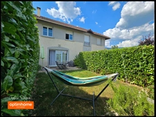 Maison avec 3 chambres, un jardin, deux parkings et un garage fermé.