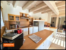 Maison de 126 m² avec 5 chambres, 2 garages, cour intérieure et jardin à Cessy centre