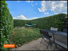 Maison avec 3 chambres, un jardin, deux parkings et un garage fermé.