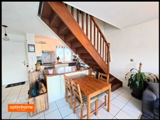 Maison avec 3 chambres, un jardin, deux parkings et un garage fermé.