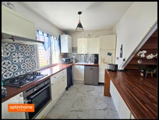 Maison avec 3 chambres, un jardin, deux parkings et un garage fermé.