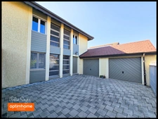 Maison de 126 m² avec 5 chambres, 2 garages, cour intérieure et jardin à Cessy centre