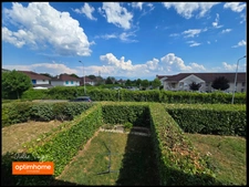 Maison avec 3 chambres, un jardin, deux parkings et un garage fermé.