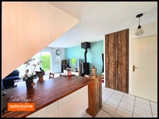 Maison avec 3 chambres, un jardin, deux parkings et un garage fermé.