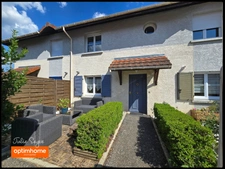 Maison avec 3 chambres, un jardin, deux parkings et un garage fermé.