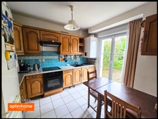 Maison individuelle avec 3 chambres, un jardin, un garage fermé et un parking