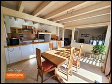 Maison de 126 m² avec 5 chambres, 2 garages, cour intérieure et jardin à Cessy centre