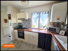 Maison avec 3 chambres, un jardin, deux parkings et un garage fermé.