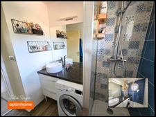 Maison avec 3 chambres, un jardin, deux parkings et un garage fermé.