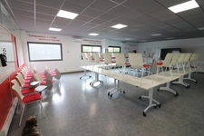  BEAU BATIMENT DE 800M² DE BUREAUX  ET 3200M² DE PARKING A 5 MIN  ROCHEFORT 30 MIN LA ROHELLE 