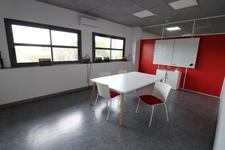  BEAU BATIMENT DE 800M² DE BUREAUX  ET 3200M² DE PARKING A 5 MIN  ROCHEFORT 30 MIN LA ROHELLE 