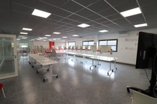  BEAU BATIMENT DE 800M² DE BUREAUX  ET 3200M² DE PARKING A 5 MIN  ROCHEFORT 30 MIN LA ROHELLE 