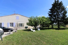 CHARMANTE MAISON CHARENTAISE  ENTIEREMENT RENOVEE, VUE DEGAGEE, SANS VIS A VIS 