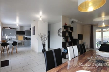 Maison de plain pied de 109 m² avec 3 chambres et un bureau sur une parcelle de 909 m² à Saint Maurice de Remens 01500