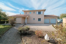 COUP DE CŒUR Maison 140 m² - 4 chambres, double garage, terrain 1500 m² avec piscine et jacuzzi