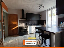 VICHY JEANNE D'ARC- MAISON RÉNOVÉE AVEC COUR ET GARAGE