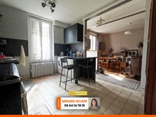 VICHY JEANNE D'ARC- MAISON RÉNOVÉE AVEC COUR ET GARAGE
