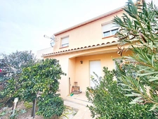 Grand maison avec extérieur et parking privé.