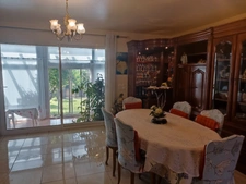 Grand maison avec extérieur et parking privé.