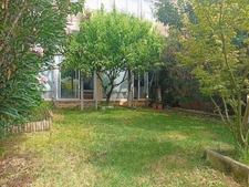 Grand maison avec extérieur et parking privé.