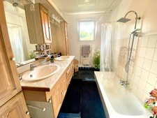 Charmante maison de 155 m² vivable de plain-pied , rénovée avec soin.