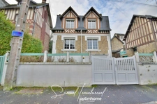 Maison néo-normande de caractère avec sous-sol et stationnement – Centre-ville de Lisieux
