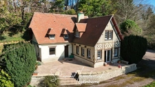 Maison de caractère 177 m², 4 ch avec dépendance et vue vallée –  CAMBREMER (14340)