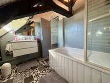 RENOVATED 145 M² LONGÈRE WITH SWIMMING POOL AND OUTBUILDINGS – 1,290 M² PLOT ON THE BANKS OF THE LOIR IN ANJOU (49)