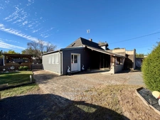 RENOVATED 145 M² LONGÈRE WITH SWIMMING POOL AND OUTBUILDINGS – 1,290 M² PLOT ON THE BANKS OF THE LOIR IN ANJOU (49)